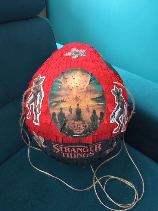 Piniata urodzinowa dla fanów serialu STRANGER THINGS