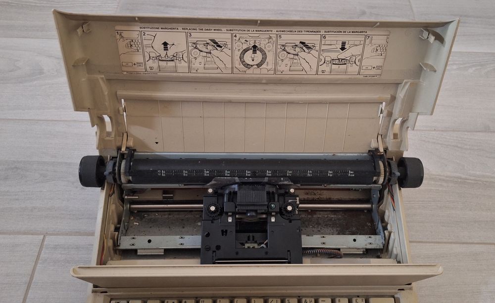 Máquina de Escrever Elétrica Olivetti PT 505