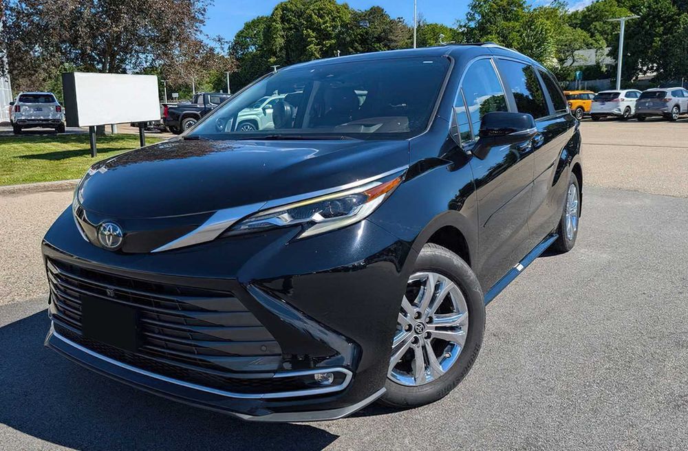 Toyota Sienna Platinum 7-Passenger      2023