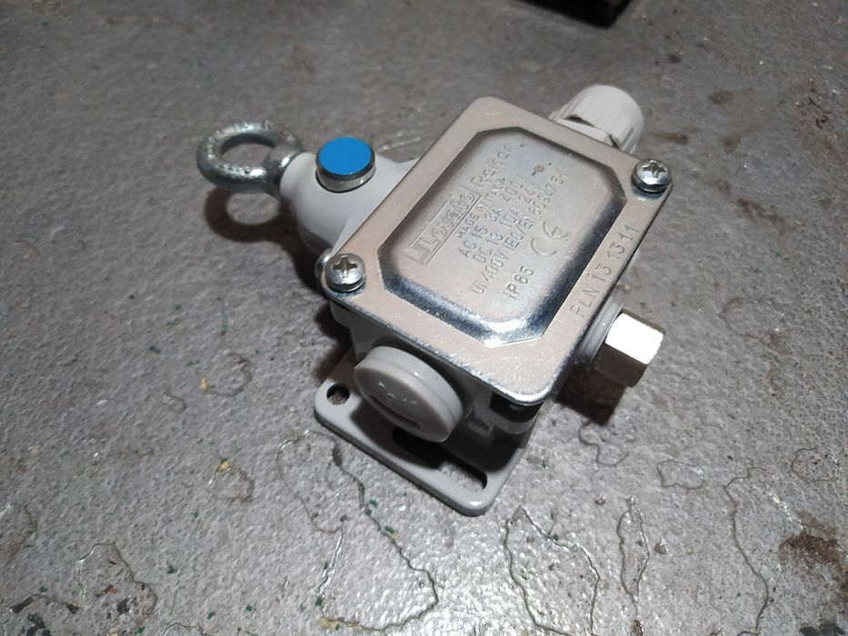 Тросовый концевой выключатель с кнопкой переустановки Lovato Electrik