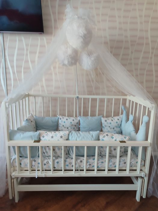 Дитяча кроватка в комплекті