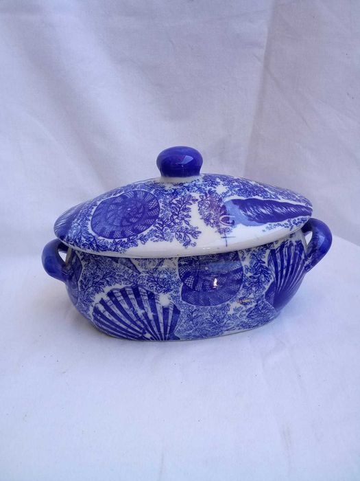Terrina/Sopeira Decorativa em Porcelana Azul e Branco — Motivo Conchas e Coral