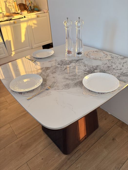 Sprzedam piękny stół w stanie idyalnym.