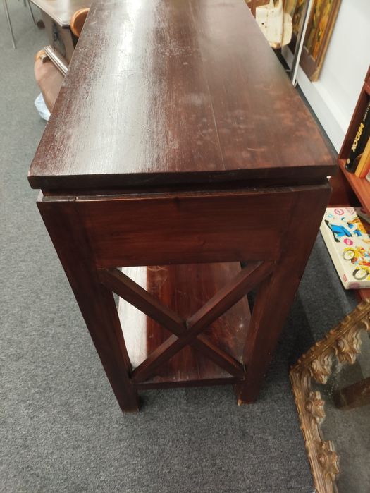 Pequeno Aparador em madeirq