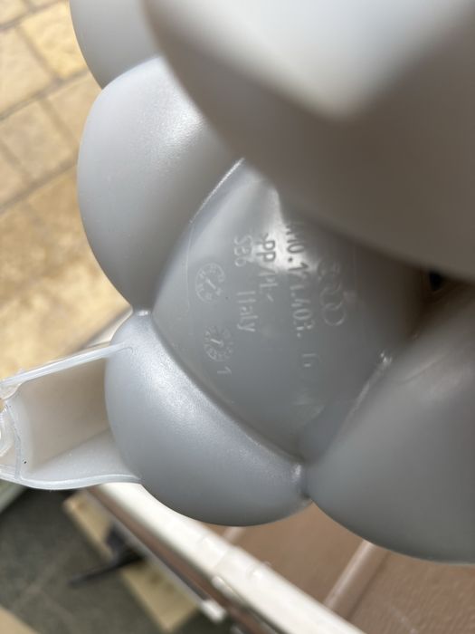 Розширювальний бачок VAG 4M0121403