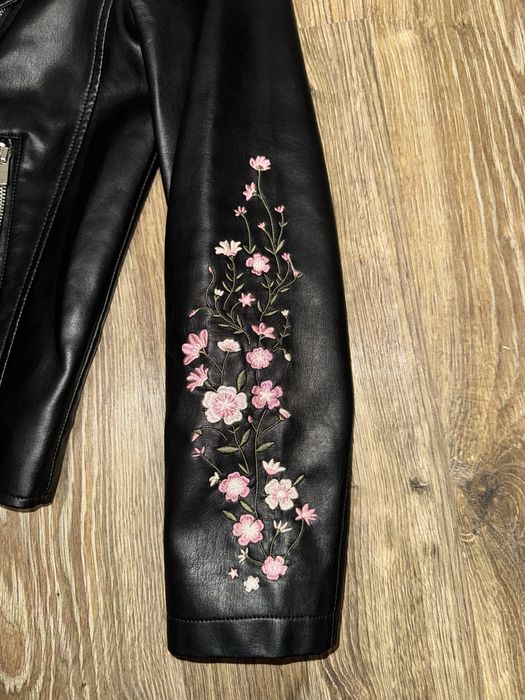 Куртка зі штучної шкіри з вишивкою