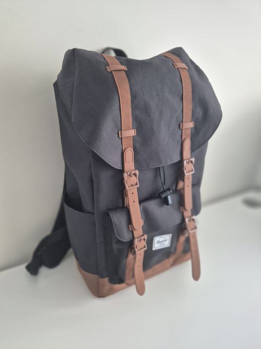 Mochila Herschel Little America – Preta e Castanha