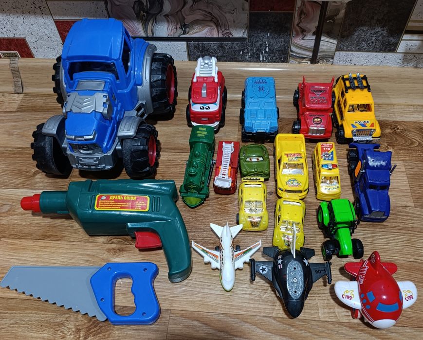 Лот машинок продам.