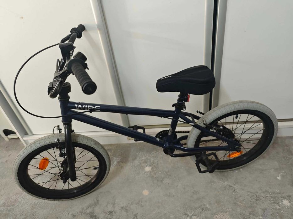 Bicicleta nova BMX . Para criança.
