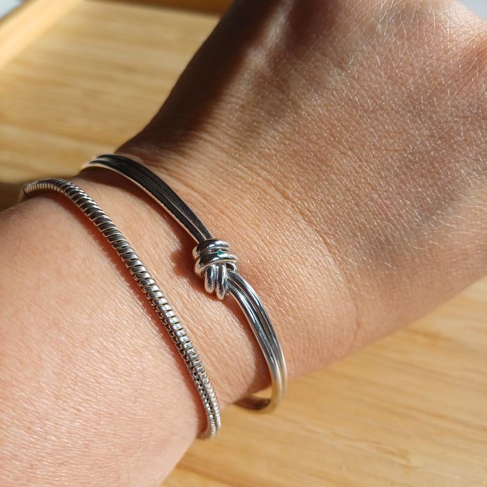 Pulseira rígida com nó duplo banhado a ouro branco 18K unisex