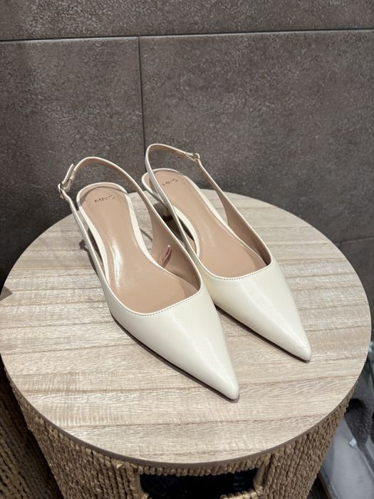 Sapatos Mango, de côr cru, abertos atrás