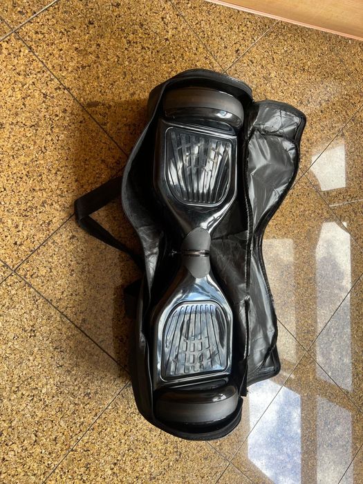 Hoverboard 
Como novo 

hoverboard da silver com autonomia de 10 km em bom estado com mala e carregador e com led