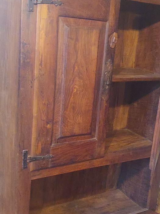 Armário louceiro em madeira maciça