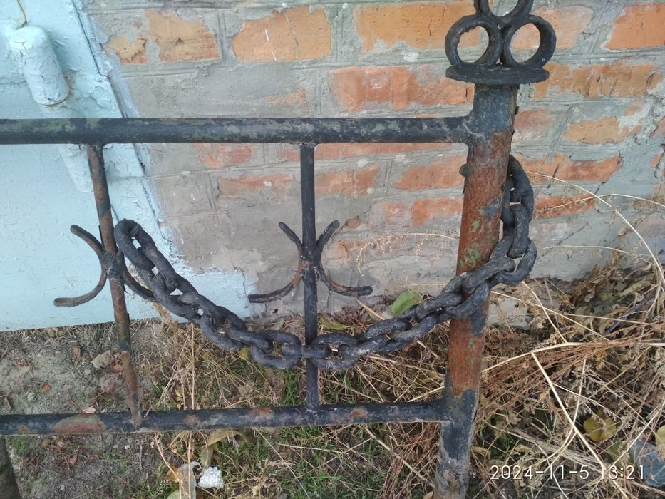 Оградка на кладбище не новая