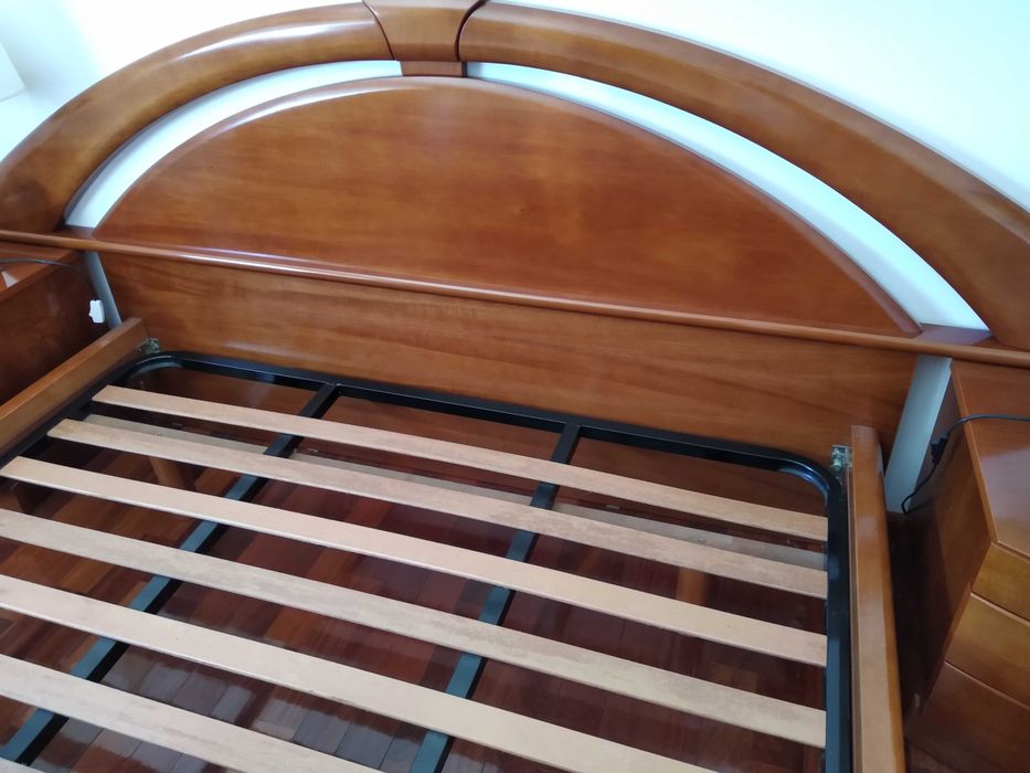 Cama de Casal em Madeira + 2 Mesinhas Cabeceira + Estrado + Colchão + Oferta Edredão inverno