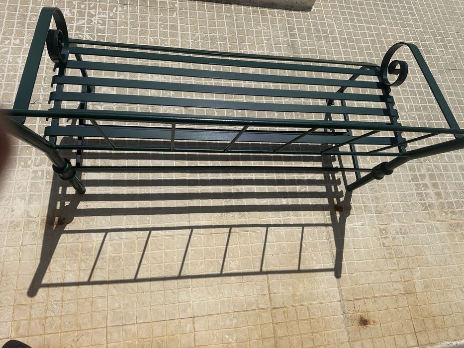 Banco em ferro seminovo, com pouco uso