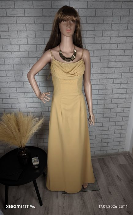 Manekin całopostaciowy z twarzą w kolorze cielistym