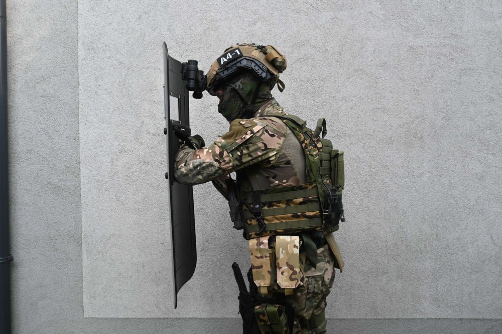 Tarcza szturmowa ASG czarna z uchwytem i szybą