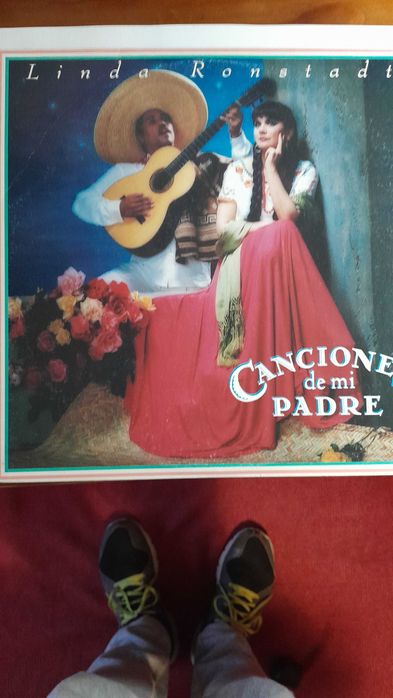 Singles e L.Pês  de vários artistas portugueses e estrangeiros