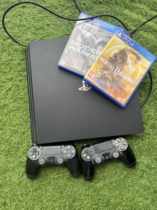 PlayStation 4 + 2 джойстики + 2 гри (повний комплект)