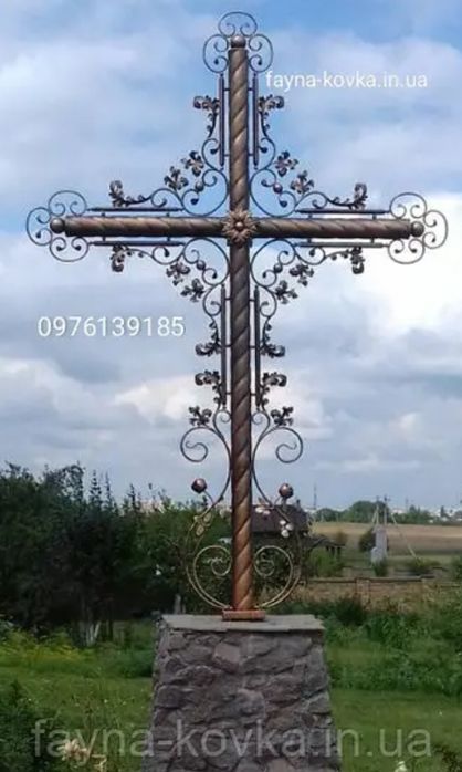 Кований хрест. Розп'яття. Фігура  металева. Ковка. Придорожній хрест.