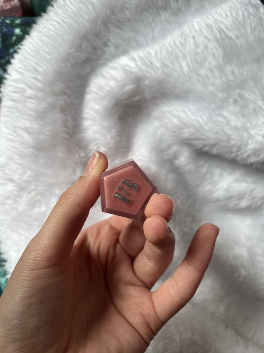 Błyszczyk Fenty Beauty fu$$y pomadka z brokatem