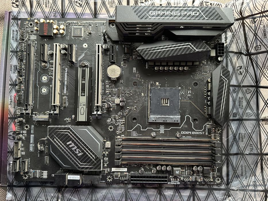 Продам материньску плату MSI X370 Gaming Pro Carbon
