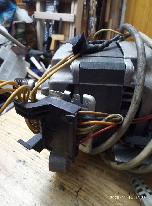 двигатель от стиральной машины.