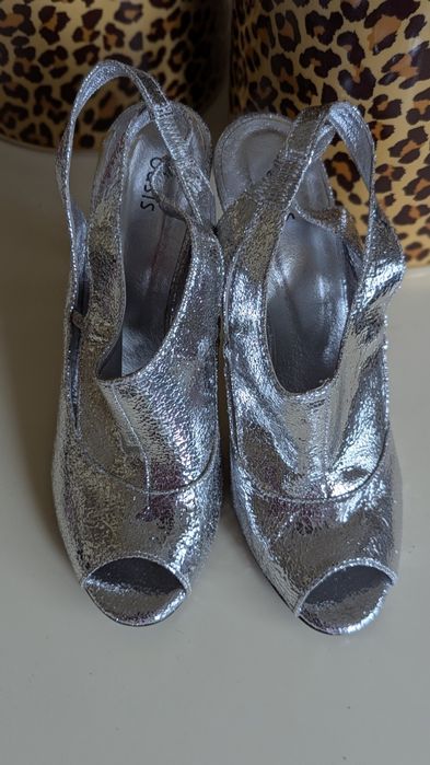 Oasis босоніжки 39 розмір шкіра нові