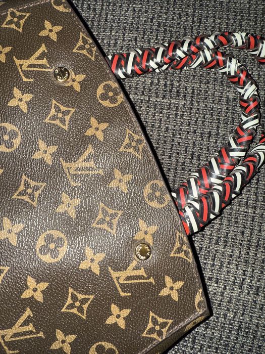 Mala Louis Vuitton com muitos detalhes