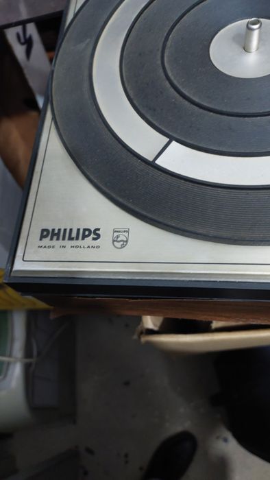 Vendo gira discos antigo para peças.