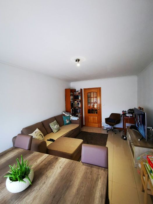 Mesa de jantar extensível + 4 cadeiras e capas — 145 €