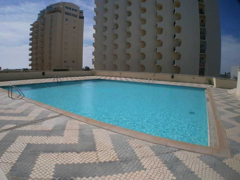 A 50m da Praia da Rocha: Estúdio com Piscina e Estacionamento