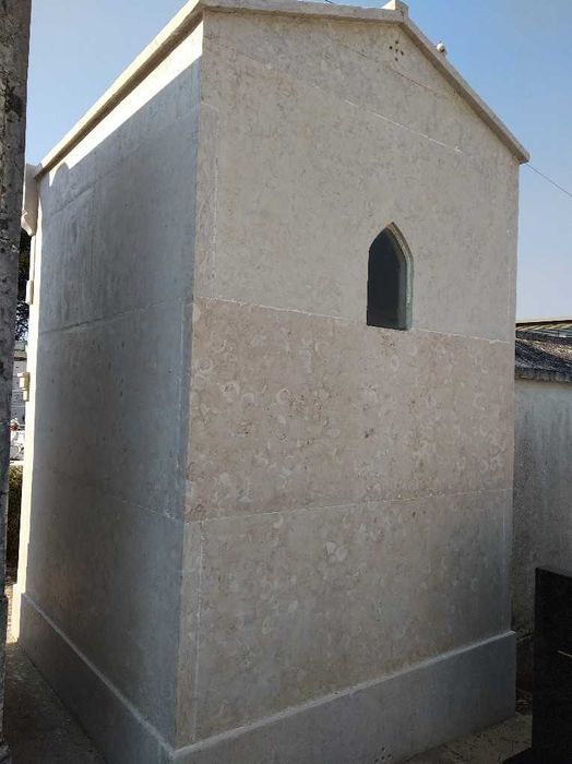 Jazigo Familiar 8 a 12 Lugares - Cemitério de Carnaxide (Oeiras)