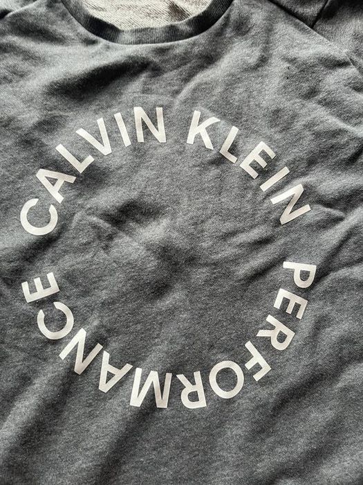 Calvin Klein Performance bluza z zapinaną kieszonką na rękawie