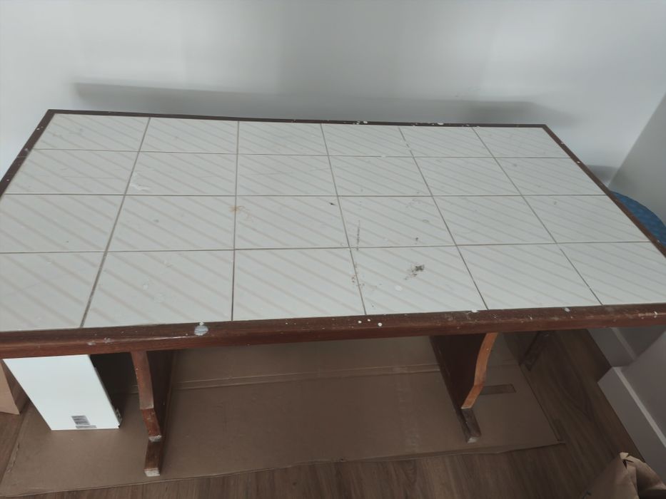 Mesa madeira vintage. Bancos incluídos.