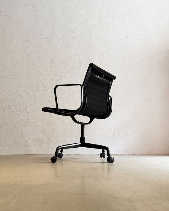 Cadeira Eames EA 108 Vitra