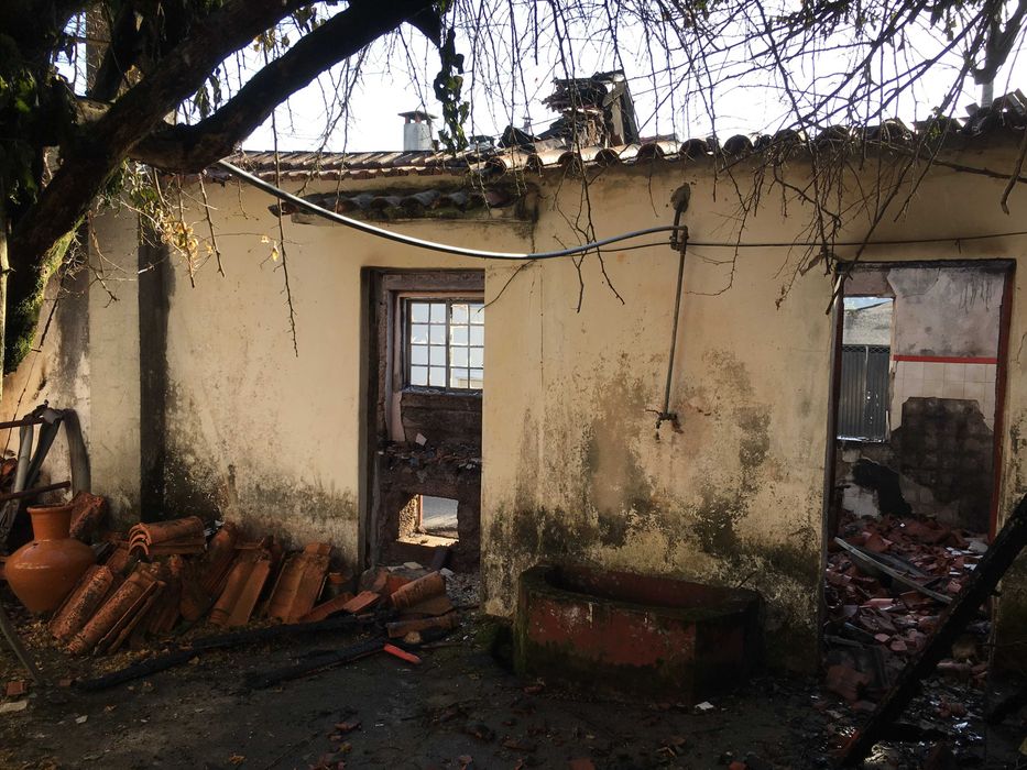 Casa de aldeia com terreno e horta