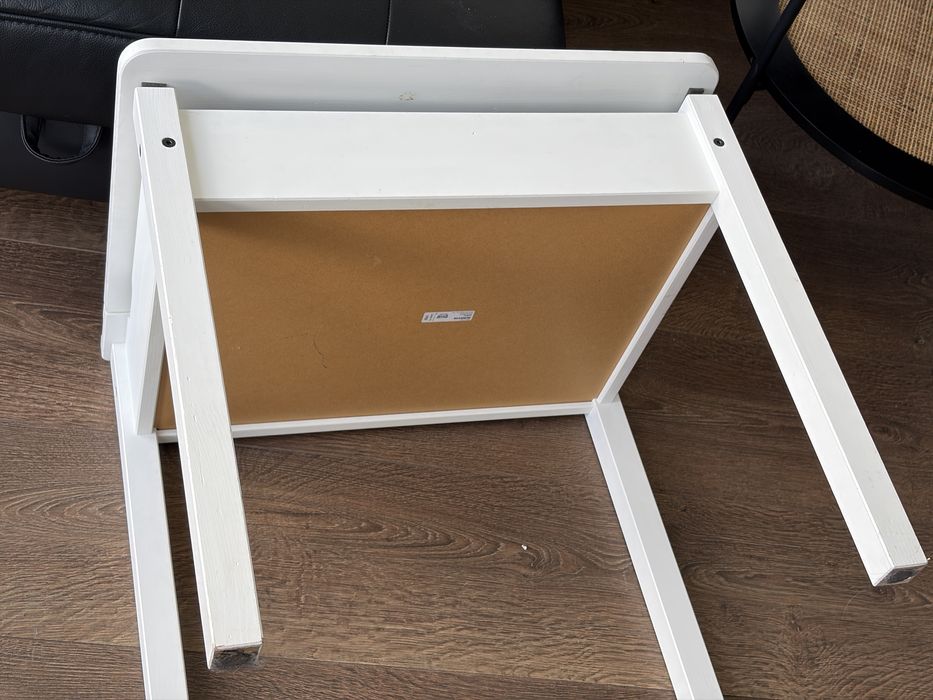 Biurko dla dziecka Ikea Sundvik z charakterystycznym, podnoszonym blatem