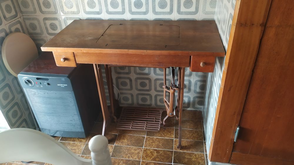 Máquina de costura Singer com mesa e gavetas