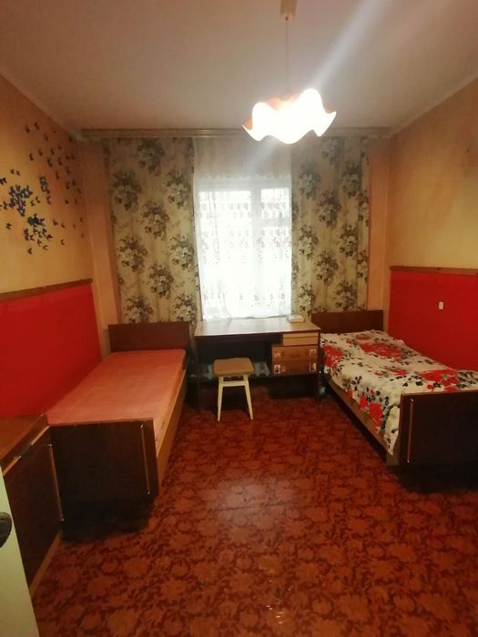 Здам ліжко -місце для проживання дівчини. 12 школа.