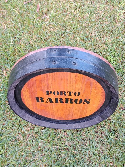 Topo de barril "PORTO BARROS" em madeira de carvalho com aros metálicos
Medidas: 50/10cm topo 
Exemplar estado de conservação