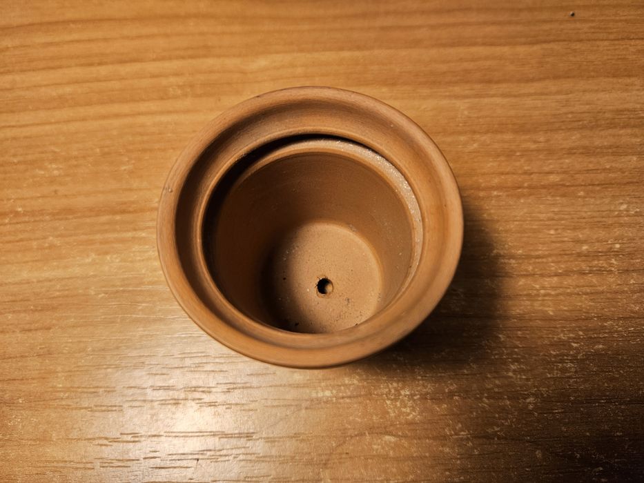 Mała gliniana doniczka