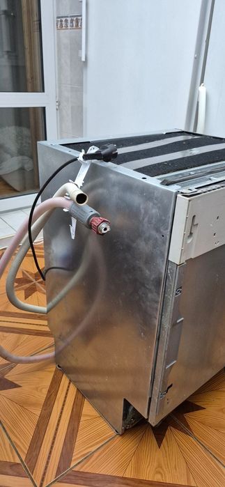 Вбудована посудомийна машина Ariston потребує ремонту на запчастини