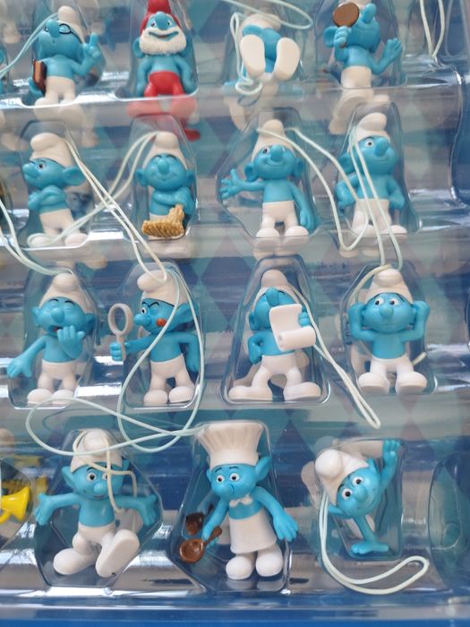 Conjunto de 28 figuras de Smurfs, datadas de 2011.