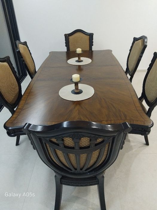 Conjunto de Mesa de Jantar Clássica em Madeira Maciça + 6 Cadeiras (Excelente Estado)
