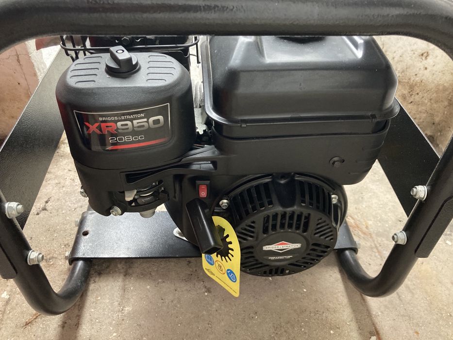 Gerador a gasolina Briggs & Stratton 3.2 kVA & 2 bidões de 22 L