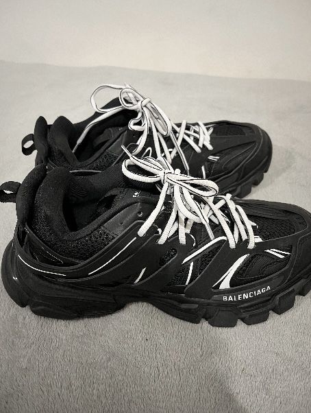 Balenciga track