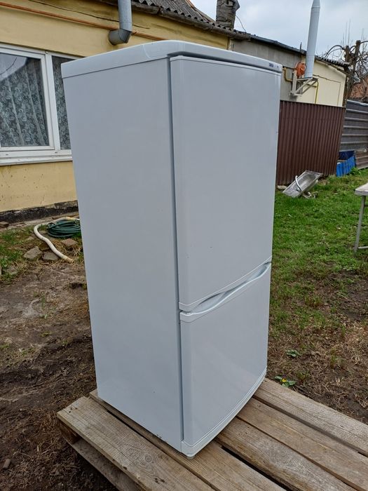 Холодильник Атлант 2021 года выпуска (под ремонт).