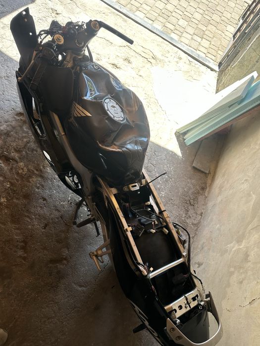 Honda cbr f4i по запчастинам або цілий